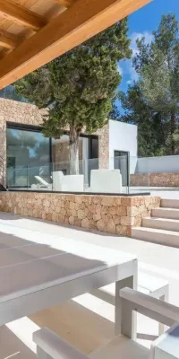 Uitzonderlijke moderne familievilla vlakbij de zee in Cala de Bou