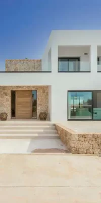 Uitzonderlijke moderne familievilla vlakbij de zee in Cala de Bou