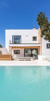 Uitzonderlijke moderne familievilla vlakbij de zee in Cala de Bou