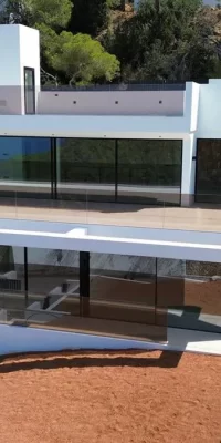 Lujosa Villa Costera con Vistas Panorámicas al Mar en Cala Salada