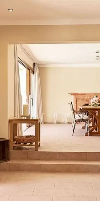 Mediterraan herenhuis in Cala Tarida met prachtig uitzicht op de kust