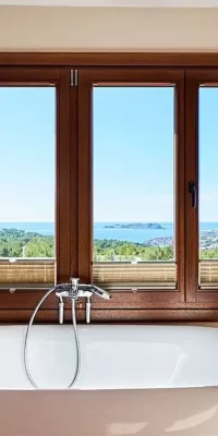 Mediterraan herenhuis in Cala Tarida met prachtig uitzicht op de kust