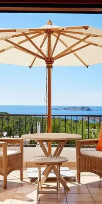 Mediterraan herenhuis in Cala Tarida met prachtig uitzicht op de kust
