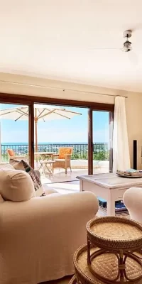 Mediterraan herenhuis in Cala Tarida met prachtig uitzicht op de kust