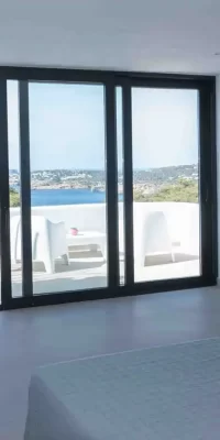 Moderne gerenoveerde villa in Cala Moli met fantastisch uitzicht op zee