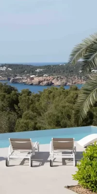 Moderne gerenoveerde villa in Cala Moli met fantastisch uitzicht op zee