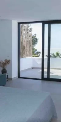 Moderne gerenoveerde villa in Cala Moli met fantastisch uitzicht op zee