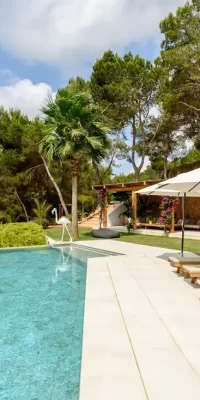 Verfijnde Moderne Villa met Zeezicht in Es Cubells