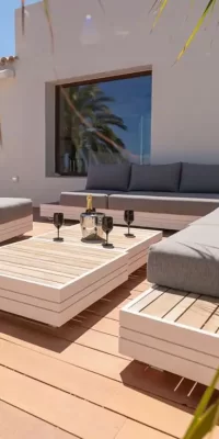 Nieuw huis gelegen in Cap Martinet met verhuurlicentie