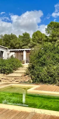 Encantadora Finca de Seis Habitaciones en Cala Jondal con Potencial de Renovación