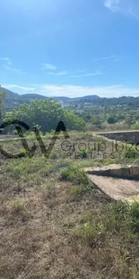 Terreno rústico con licencia y bonitas vistas.