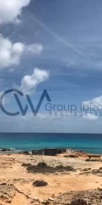 Huis aan het strand met uitzicht op zee in Es Caló te koop