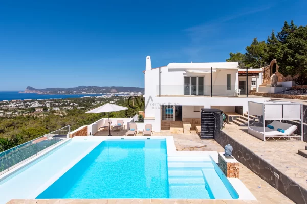 Lavish 8-bedroom villa with panoramic sea Views