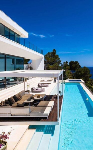 Luxurious 6-Bedroom Villa with Breathtaking Sea Views